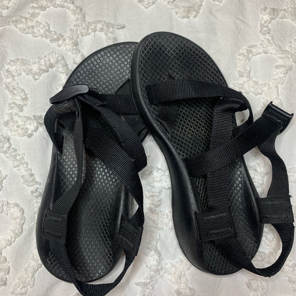 chacos with toe strap